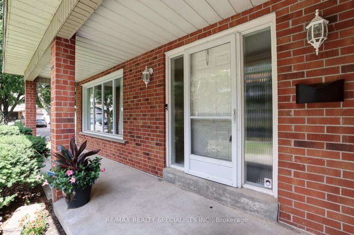 Photo 1 at 1677 Sherwood Forrest Circle, Sheridan, Mississauga