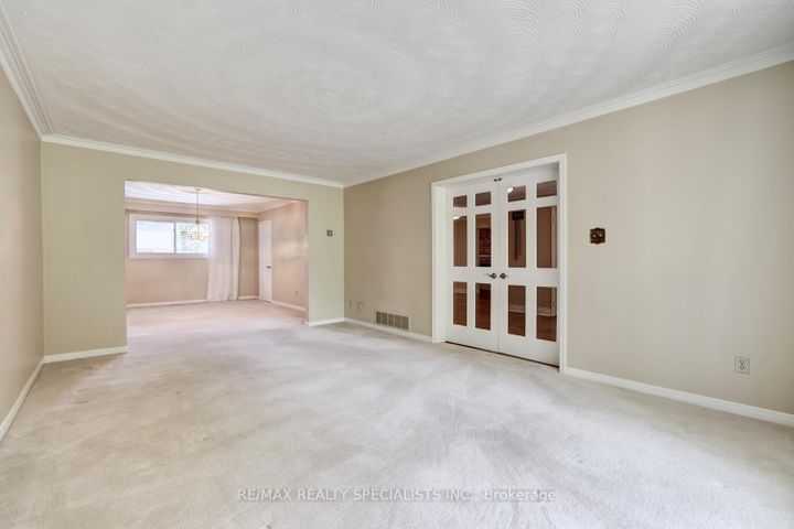 Photo 6 at 1677 Sherwood Forrest Circle, Sheridan, Mississauga