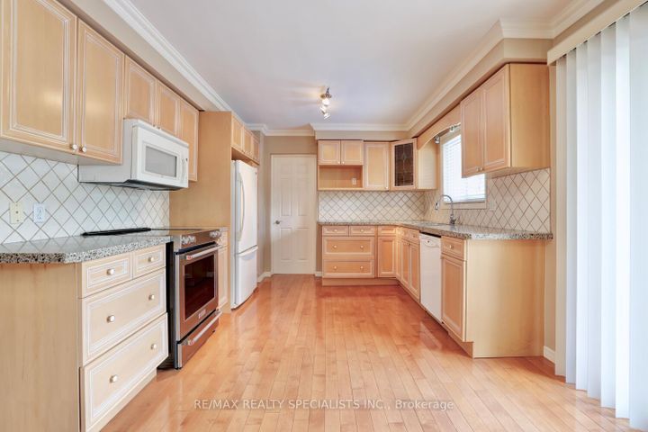 Photo 9 at 1677 Sherwood Forrest Circle, Sheridan, Mississauga
