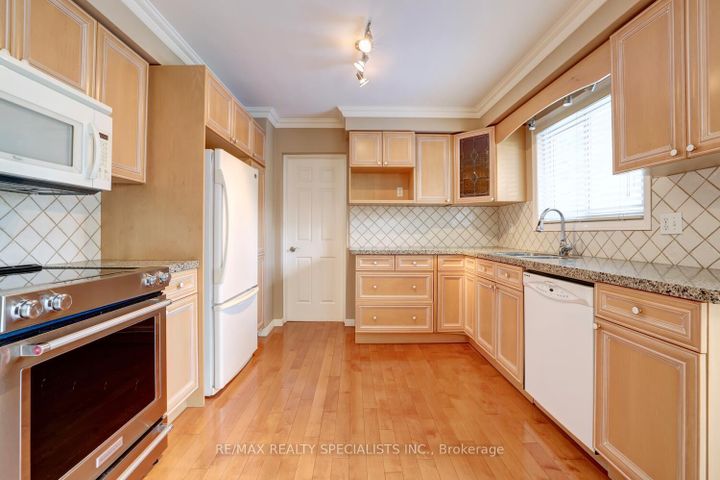 Photo 10 at 1677 Sherwood Forrest Circle, Sheridan, Mississauga