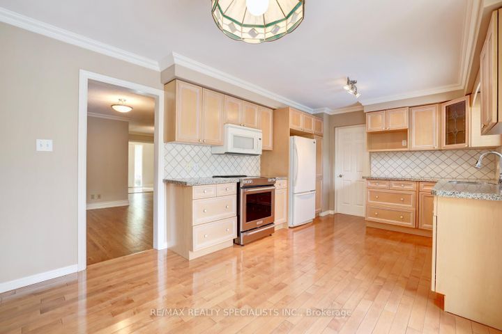 Photo 11 at 1677 Sherwood Forrest Circle, Sheridan, Mississauga