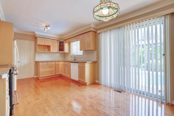 Photo 12 at 1677 Sherwood Forrest Circle, Sheridan, Mississauga