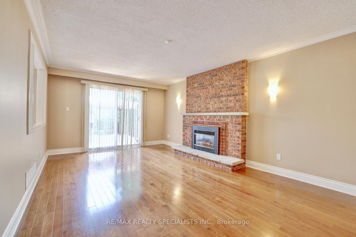 Photo 14 at 1677 Sherwood Forrest Circle, Sheridan, Mississauga