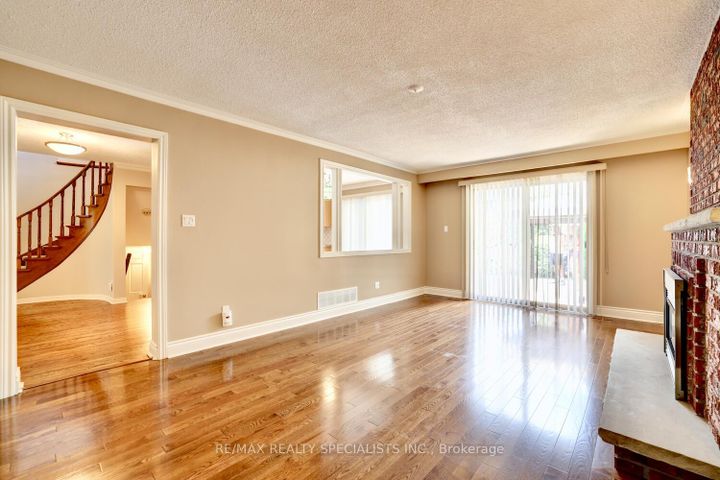 Photo 15 at 1677 Sherwood Forrest Circle, Sheridan, Mississauga