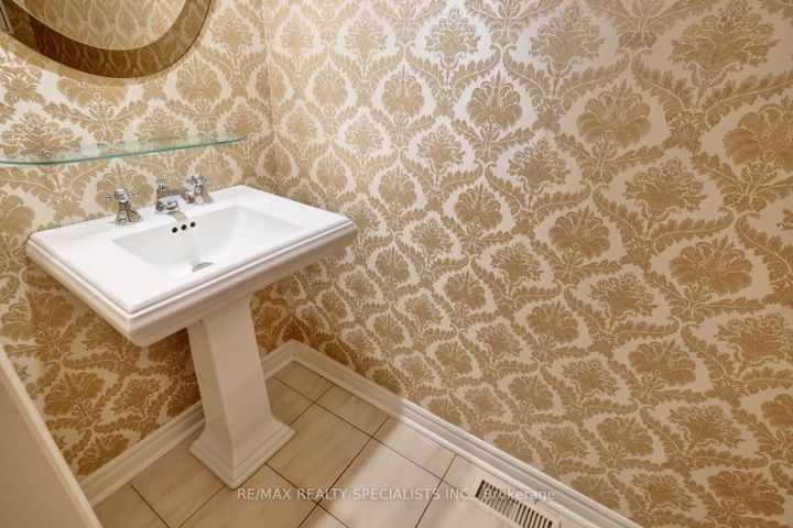 Photo 16 at 1677 Sherwood Forrest Circle, Sheridan, Mississauga