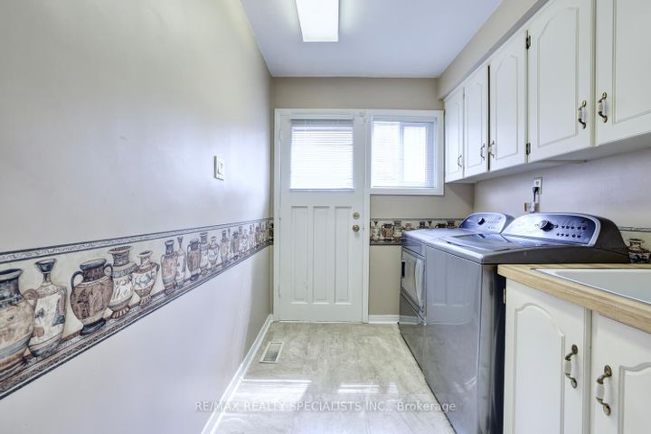 Photo 17 at 1677 Sherwood Forrest Circle, Sheridan, Mississauga