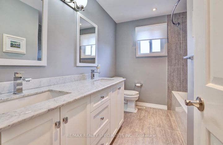 Photo 24 at 1677 Sherwood Forrest Circle, Sheridan, Mississauga