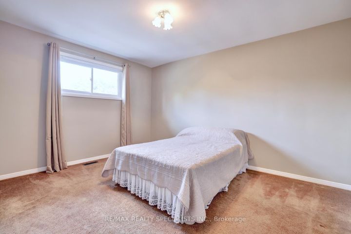 Photo 25 at 1677 Sherwood Forrest Circle, Sheridan, Mississauga
