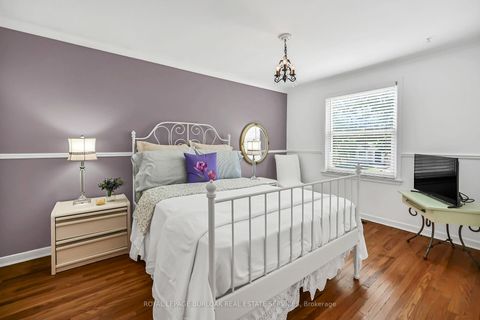 Photo 18 at 92 Osborne Crescent, CP College Park, Oakville