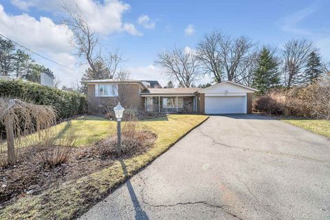 Photo 2 at 26 Paultiel Drive, Newtonbrook East, Toronto