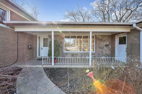 Photo 3 at 26 Paultiel Drive, Newtonbrook East, Toronto
