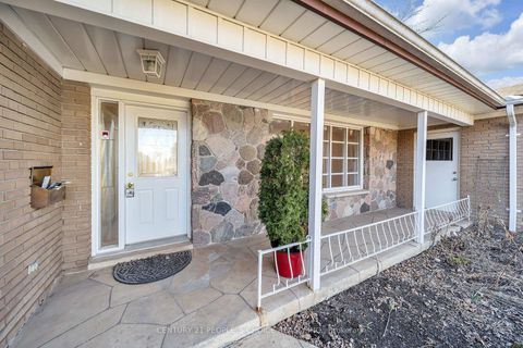 Photo 4 at 26 Paultiel Drive, Newtonbrook East, Toronto
