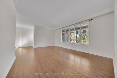 Photo 7 at 26 Paultiel Drive, Newtonbrook East, Toronto