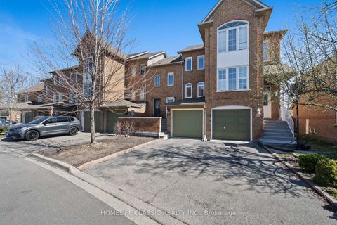 Photo 2 at 14 Larissa Court, Maple, Vaughan