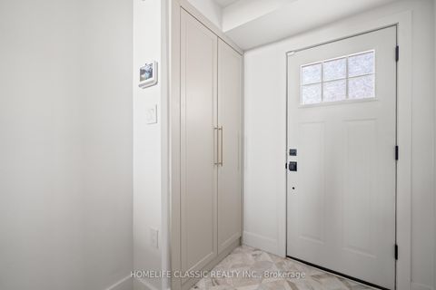 Photo 4 at 14 Larissa Court, Maple, Vaughan