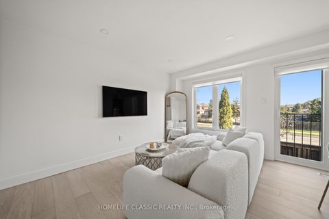 Photo 8 at 14 Larissa Court, Maple, Vaughan