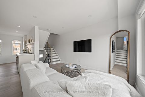 Photo 11 at 14 Larissa Court, Maple, Vaughan