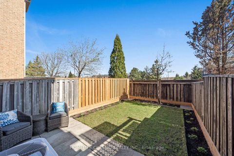 Photo 34 at 14 Larissa Court, Maple, Vaughan
