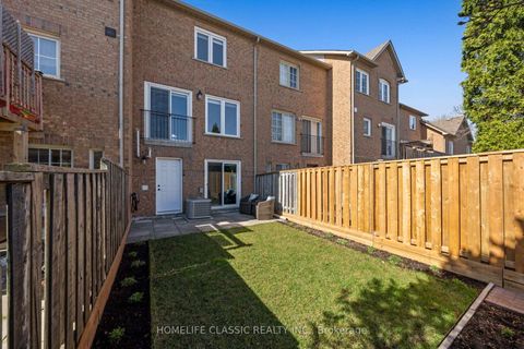 Photo 36 at 14 Larissa Court, Maple, Vaughan
