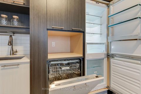 Photo 15 at 618 - 199 Richmond Street W, Waterfront Communities C1, Toronto