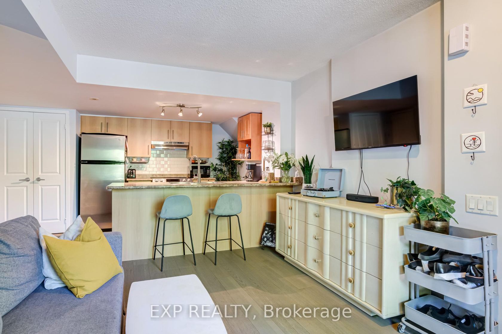 TH23 - 93 The Queensway, Swansea, Toronto by Loree Meneguzzi Real Estate TH23 - 93 The Queensway, Swansea, Toronto