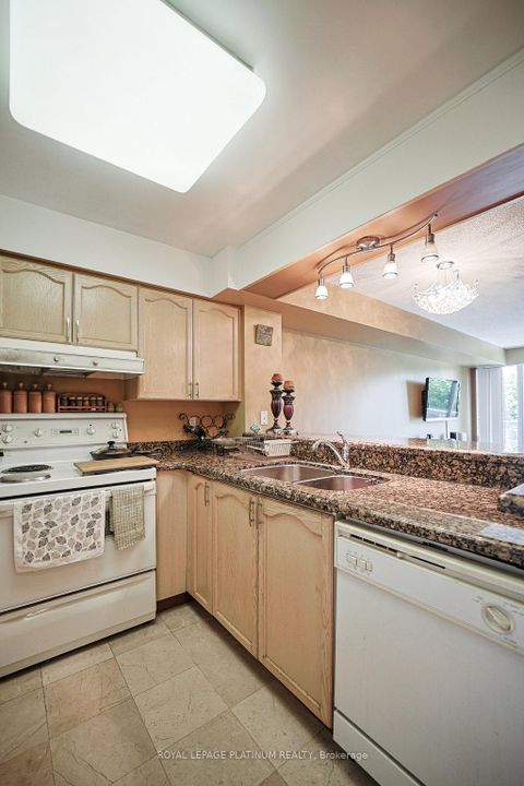 Photo 21 at 410 - 5 Emerald Lane, Yorkhill, Vaughan
