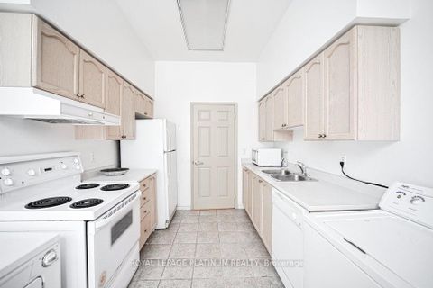 Photo 34 at 410 - 5 Emerald Lane, Yorkhill, Vaughan