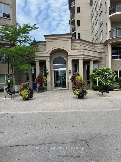 Photo 1 at 403 - 2 Maison Parc Court, Lakeview Estates, Vaughan