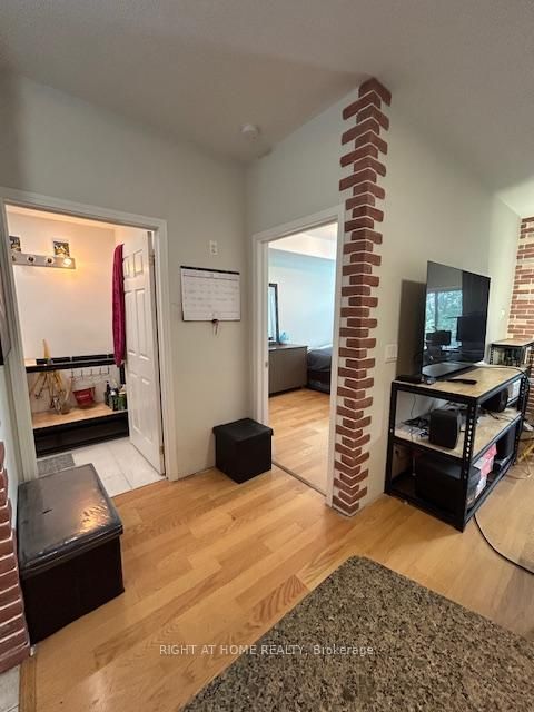 Photo 6 at 403 - 2 Maison Parc Court, Lakeview Estates, Vaughan