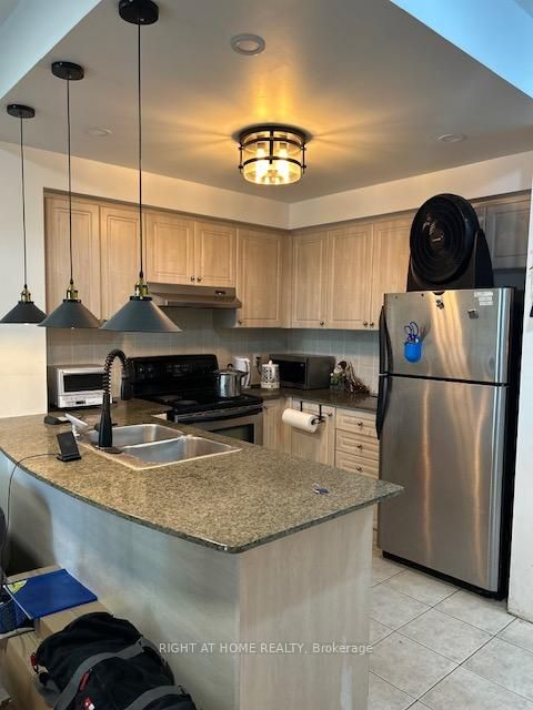 Photo 7 at 403 - 2 Maison Parc Court, Lakeview Estates, Vaughan