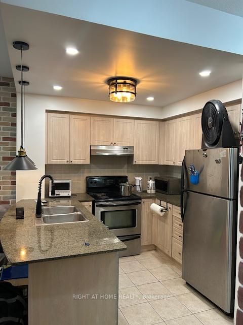 Photo 8 at 403 - 2 Maison Parc Court, Lakeview Estates, Vaughan