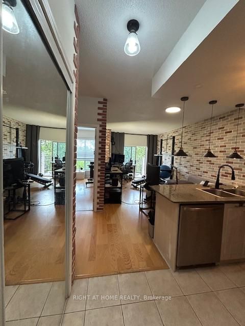 Photo 9 at 403 - 2 Maison Parc Court, Lakeview Estates, Vaughan