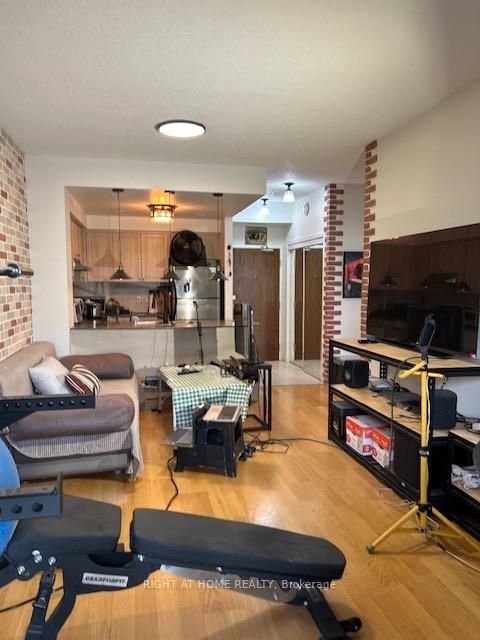 Photo 10 at 403 - 2 Maison Parc Court, Lakeview Estates, Vaughan