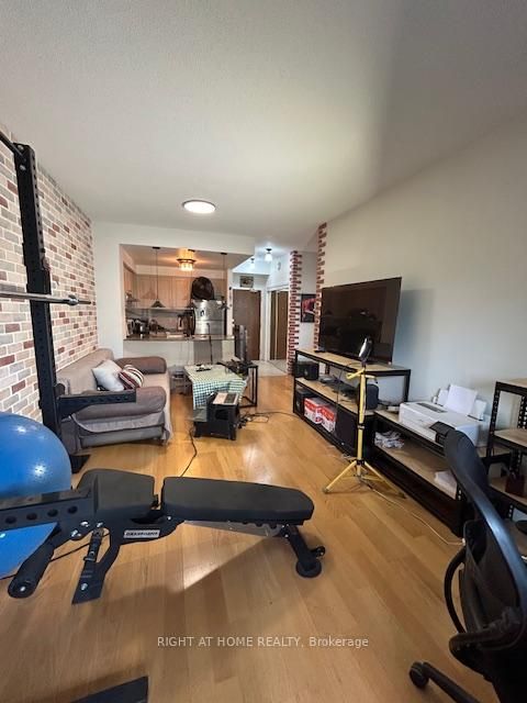 Photo 11 at 403 - 2 Maison Parc Court, Lakeview Estates, Vaughan