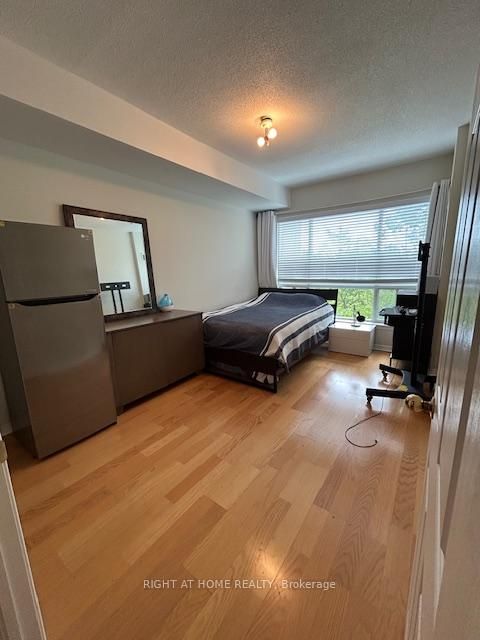 Photo 12 at 403 - 2 Maison Parc Court, Lakeview Estates, Vaughan