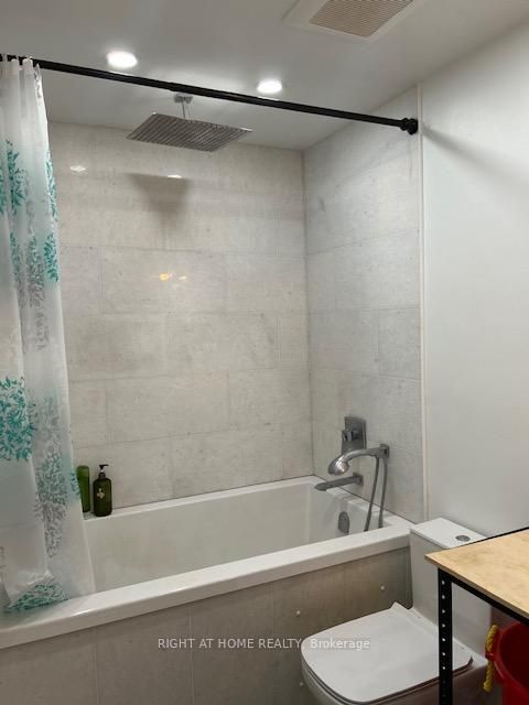 Photo 14 at 403 - 2 Maison Parc Court, Lakeview Estates, Vaughan