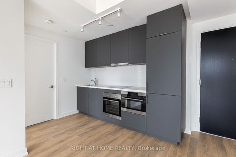 Photo 7 at 714 - 158 Front Street E, Moss Park, Toronto