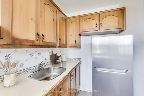 Photo 6 at 807 - 40 Homewood Avenue, South St. James Town, Toronto