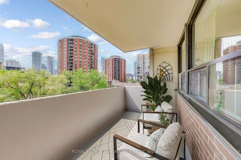 Photo 9 at 807 - 40 Homewood Avenue, South St. James Town, Toronto