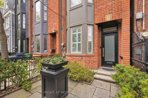 Photo 1 at 636 Wellington Street W, Niagara, Toronto