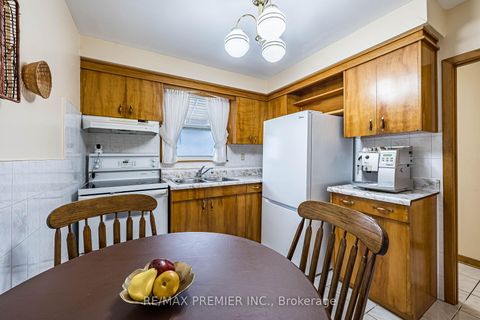 Photo 6 at 22 Meadow Lane Avenue, CFB, Toronto
