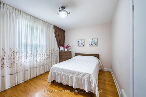 Photo 7 at 22 Meadow Lane Avenue, CFB, Toronto