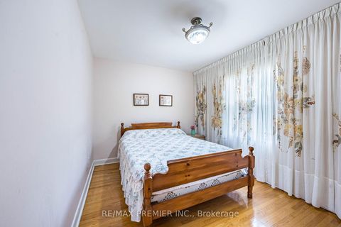Photo 8 at 22 Meadow Lane Avenue, CFB, Toronto