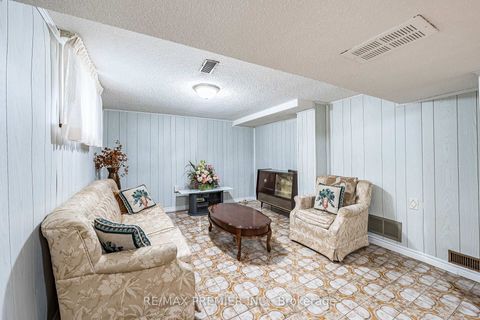 Photo 15 at 22 Meadow Lane Avenue, CFB, Toronto