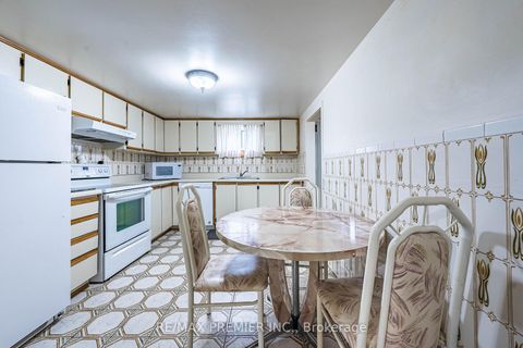 Photo 19 at 22 Meadow Lane Avenue, CFB, Toronto