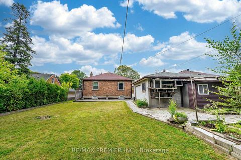 Photo 23 at 22 Meadow Lane Avenue, CFB, Toronto