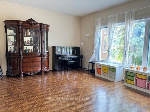 Photo 1 at 16 Chaplin Court, Bayview Hill, Richmond Hill