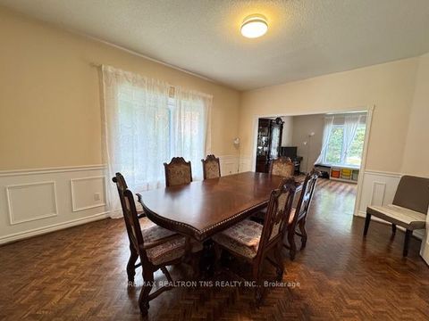 Photo 2 at 16 Chaplin Court, Bayview Hill, Richmond Hill