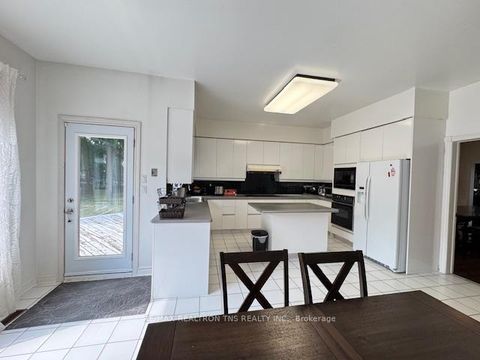 Photo 3 at 16 Chaplin Court, Bayview Hill, Richmond Hill
