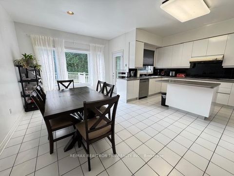 Photo 4 at 16 Chaplin Court, Bayview Hill, Richmond Hill